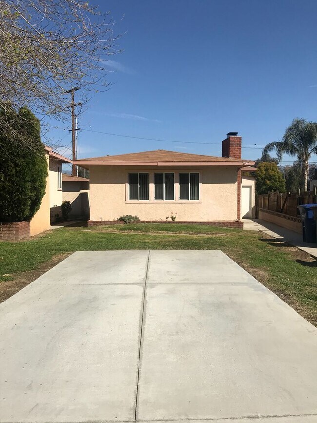 Building Photo - La Mar (25068-70-72) (3-Plex) (DD)