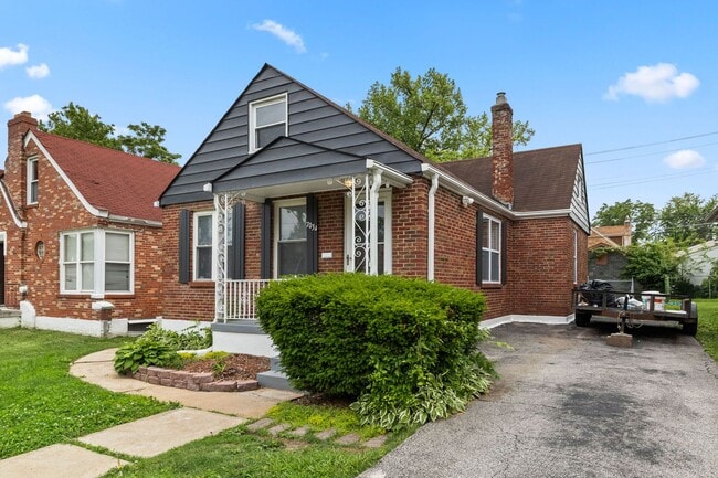 Building Photo - Cozy University City Brick Home with Basement & Off-Street Parking Near WashU & The Loop