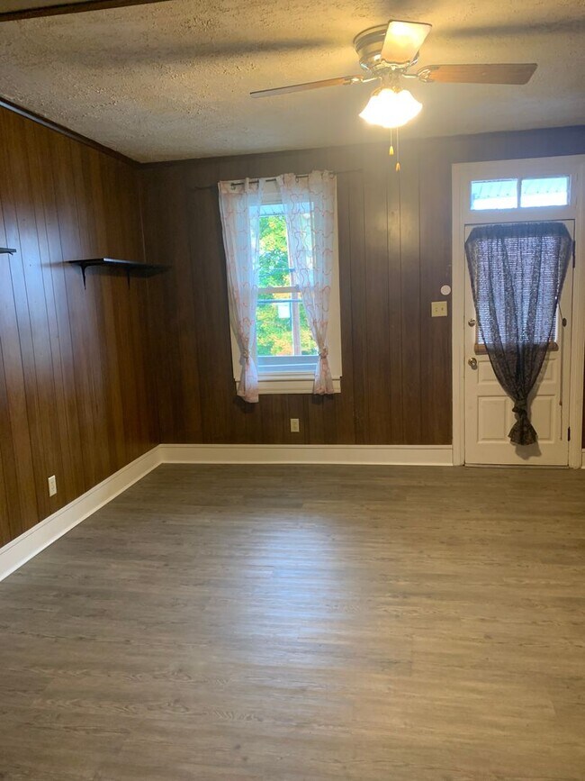 Foto del edificio - Spacious 1 Bedroom + Bonus Room House, Fen...