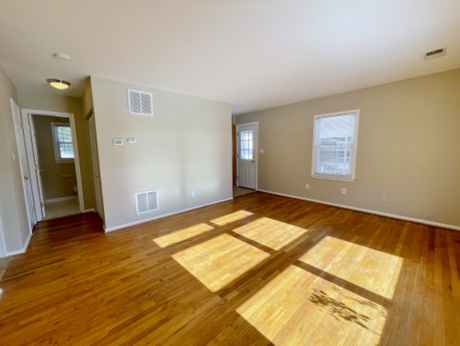 Building Photo - 120 Tulip Dr