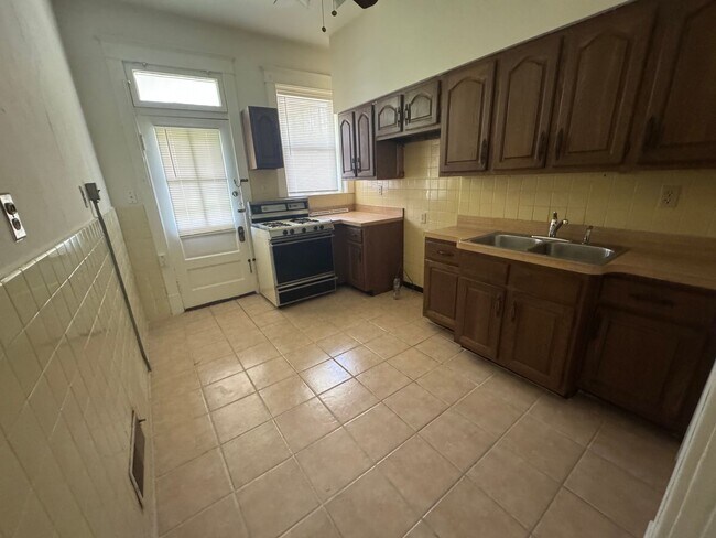 Building Photo - Delightful 3-bedroom, 1-bathroom single-fa...