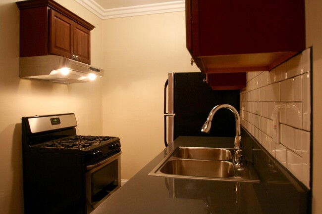 Building Photo - 4029 Oakwood Ave