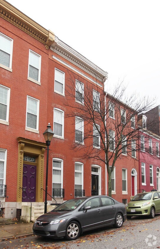 Building Photo - 821 Hollins St