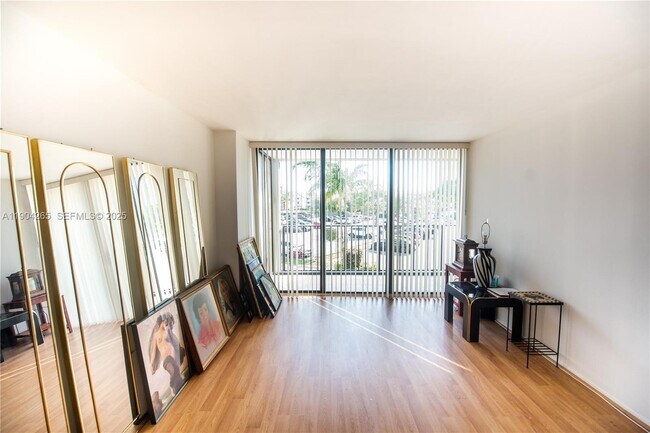 Building Photo - 200 Leslie Dr