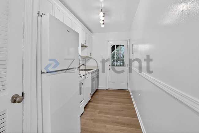 Building Photo - Unit B
