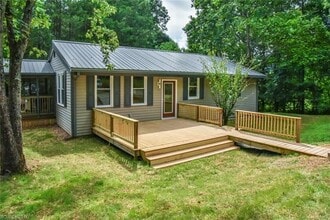 Building Photo - 16 Shady Knoll Lane