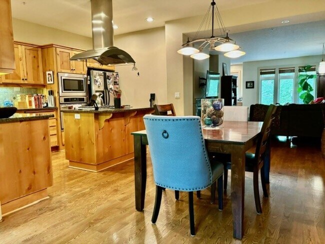 Foto del edificio - Beautiful Lake Oswego Newer Townhome Walking Distance to Zupans, Starbucks and Shops!