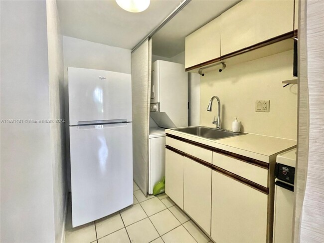 Building Photo - 520 Brickell Key Dr