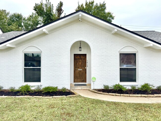 Building Photo - 1415 Mapleton Dr