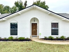 Building Photo - 1415 Mapleton Dr