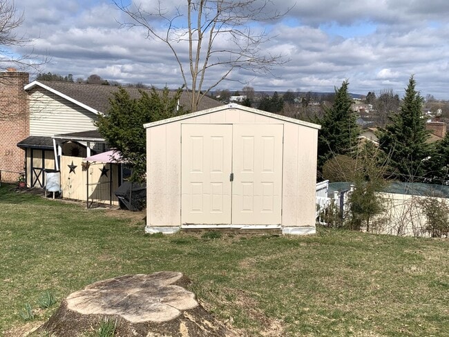 Building Photo - NEW RENT REDUCTION! Charming 3-Bedroom, 1-Bath Single-Family Home