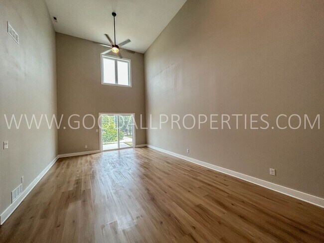 Foto del edificio - 4 Bedroom 2.5 Bath Townhome in Adel with attached 2-car garage.