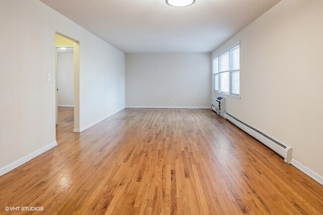 Building Photo - Spacious 3 BR/2 bath Rogers Park unit, Wat...