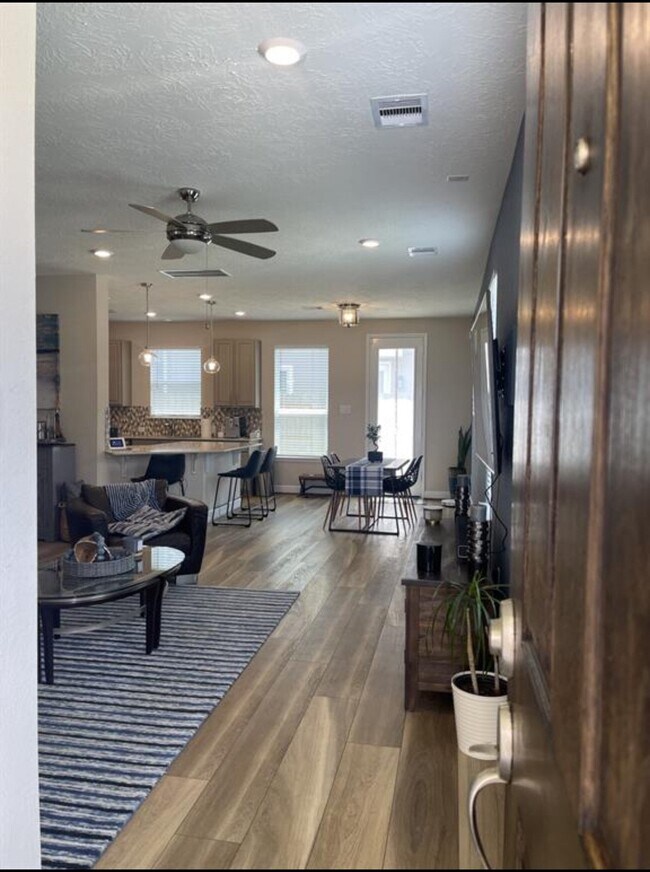 Building Photo - 10215 Alder Ridge Dr