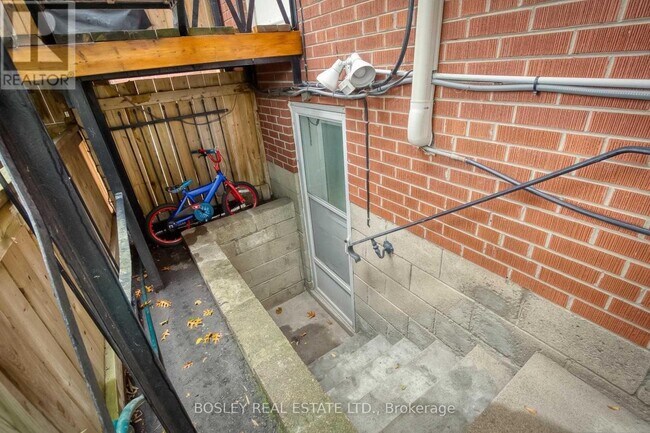 Photo du bâtiment - 144 Evelyn Ave