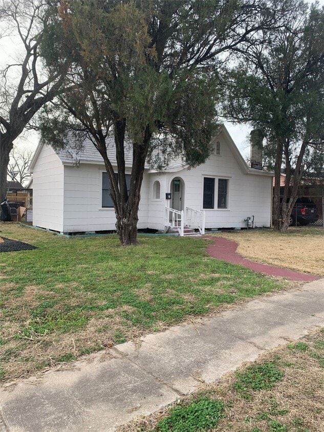 Primary Photo - 548 Majestic St