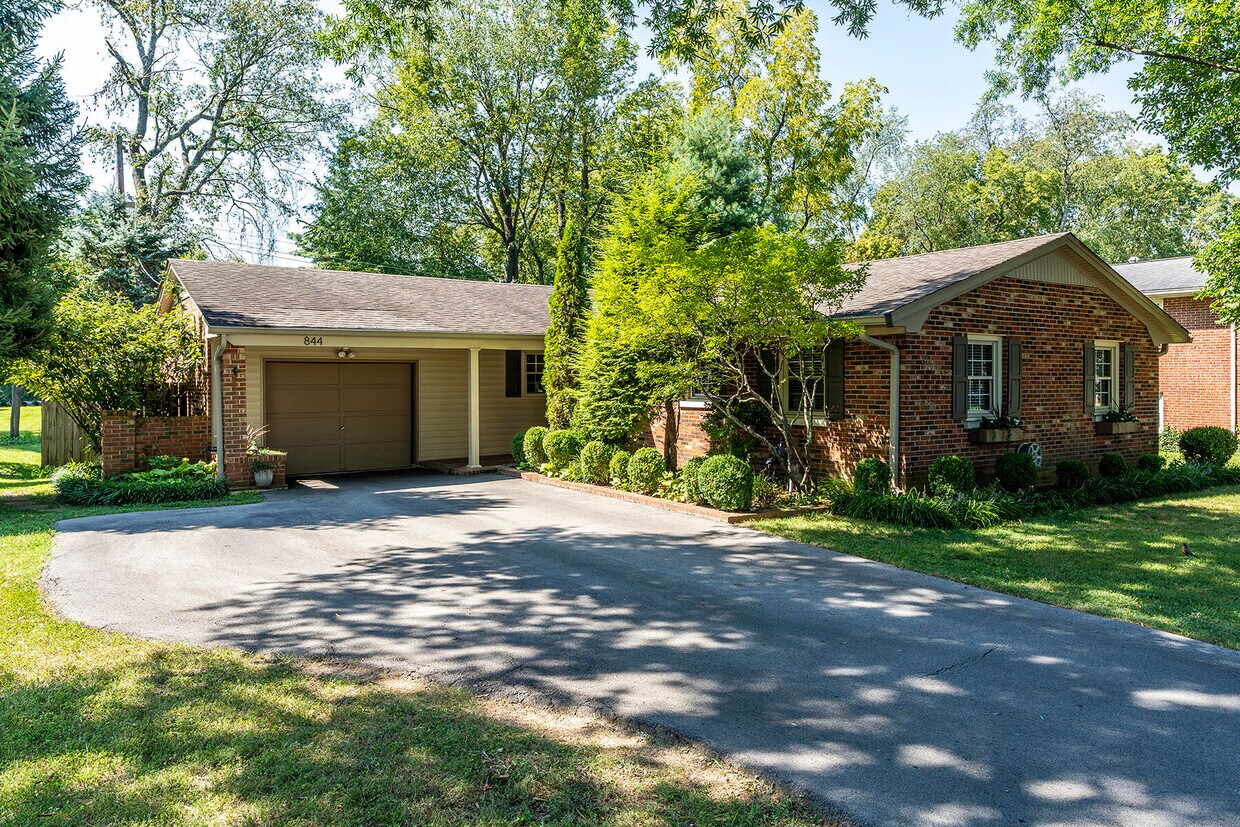 Primary Photo - 844 Summerville Dr