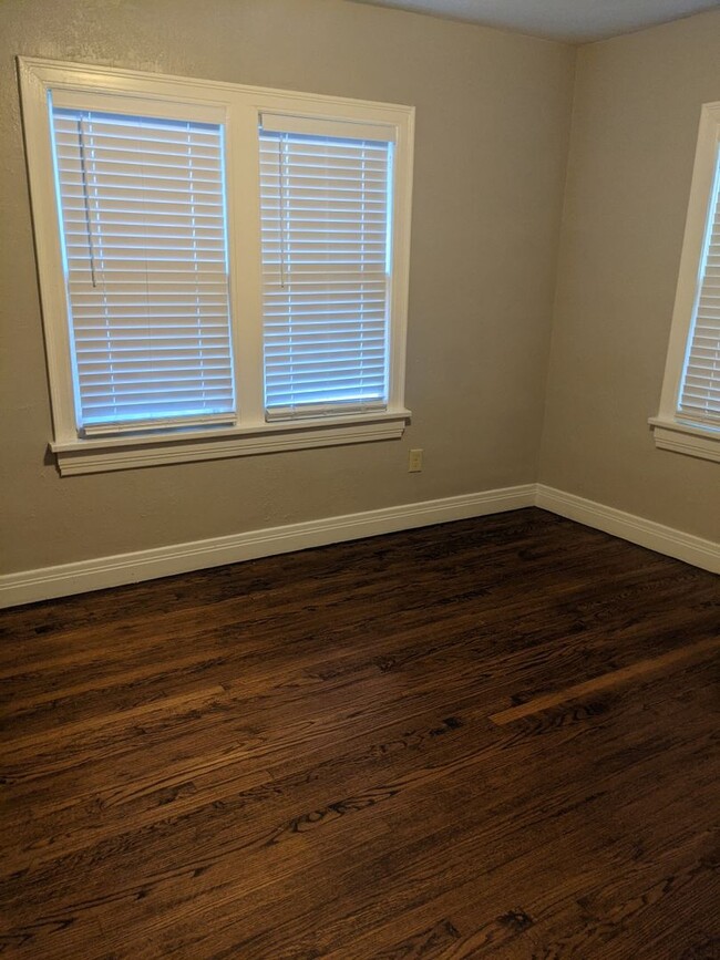 Building Photo - Cozy 2 Bedroom 1 Bath Home In Great Locati...