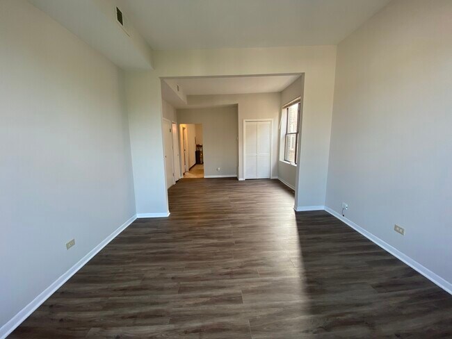 Foto del edificio - 2245 N Western Ave