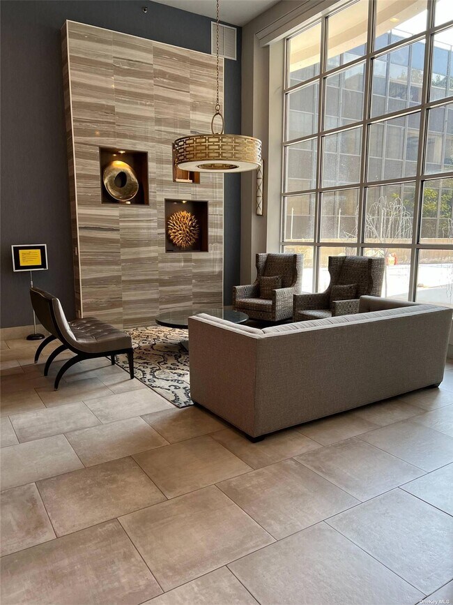 Foto del edificio - 100 Cutter Mill Rd