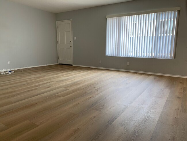Living Room/Entry - 2231 Virginia Ave