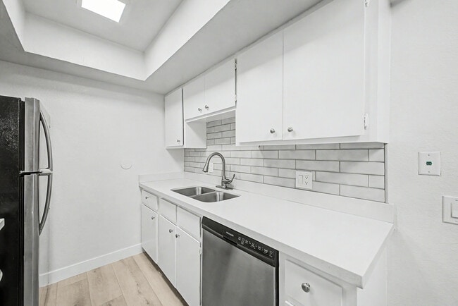 Building Photo - 2937 E Beck Ln
