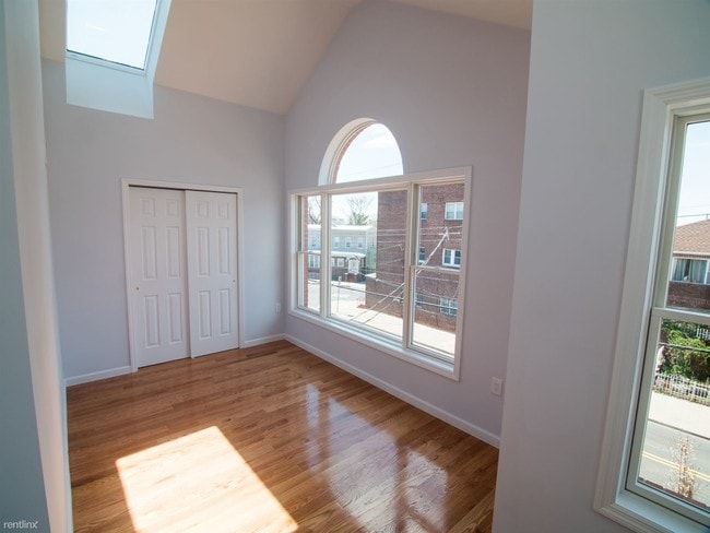 Building Photo - 6 br, 3 bath  - 100 Oak St