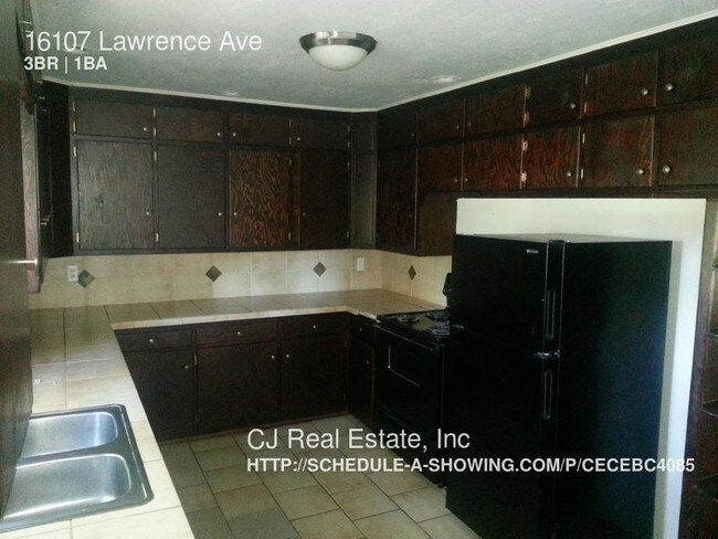Building Photo - 16107 Lawrence Ave