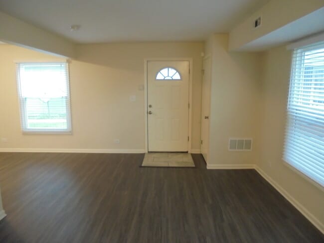 Building Photo - 1395 S Glen Cir