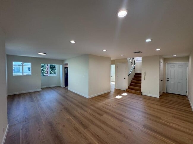 Building Photo - 3.0 bedroom in Glendale California 91203