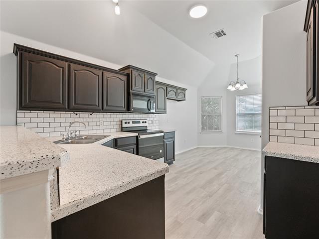 Foto del edificio - 912 Hidden Oaks Dr