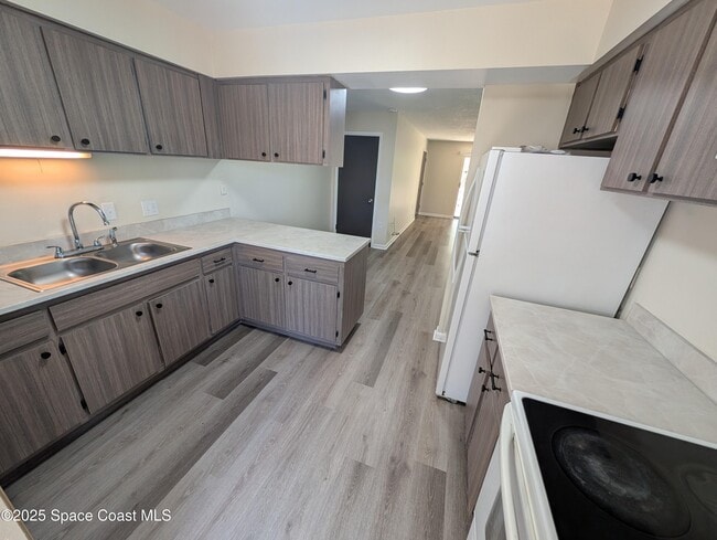 Foto del edificio - 215 Knox McRae Dr