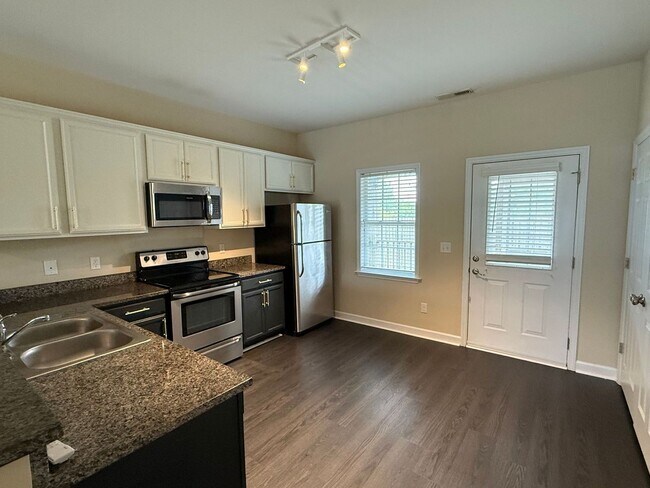 Foto del edificio - Nice 2 bedroom, 2.5 bath Townhouse
