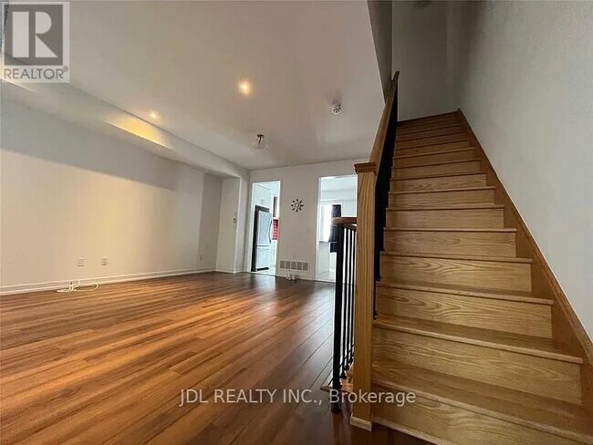 Photo du bâtiment - 302 Clay Stones St