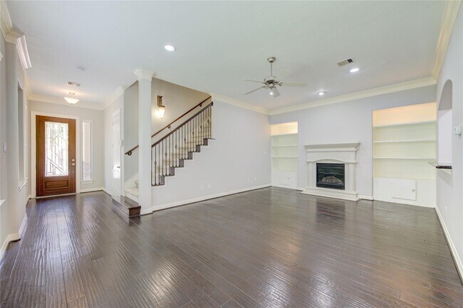 Building Photo - 11623 Royal Oaks Crossing
