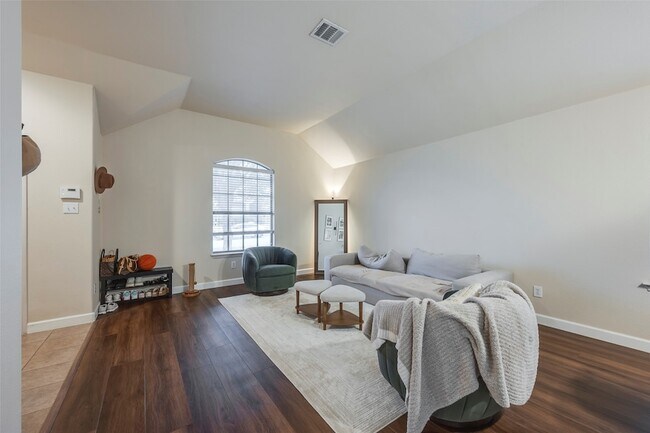 Foto del edificio - 8143 Guadalupe Rd