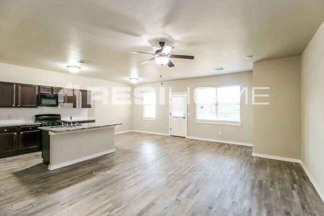 Foto del edificio - HOME FOR RENT!!