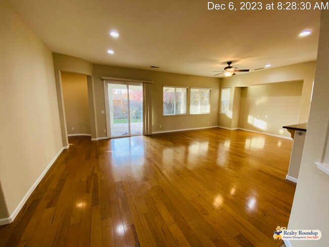 Building Photo - Gorgeous Home with Lots of Space
