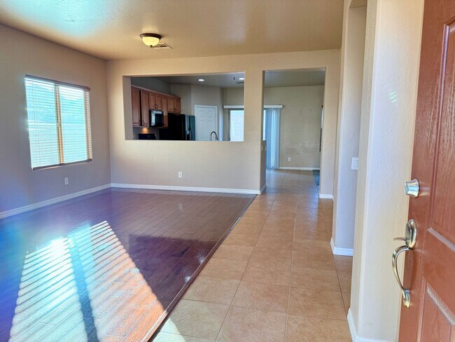 Foto del edificio - FIVE BEDROOMS, THREE FULL BATHROOMS, THREE...