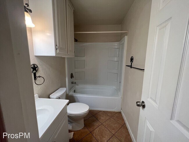 Foto del edificio - 3 br, 1.5 bath House - 330 E Wilson