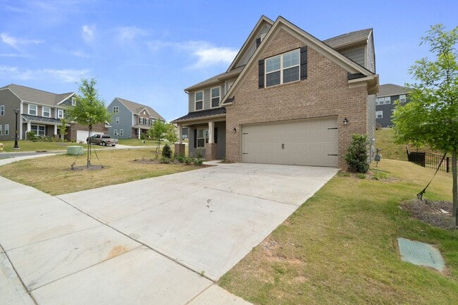 Building Photo - This Beautiful 4 Bedrooms, 2.5 Bathrooms i...
