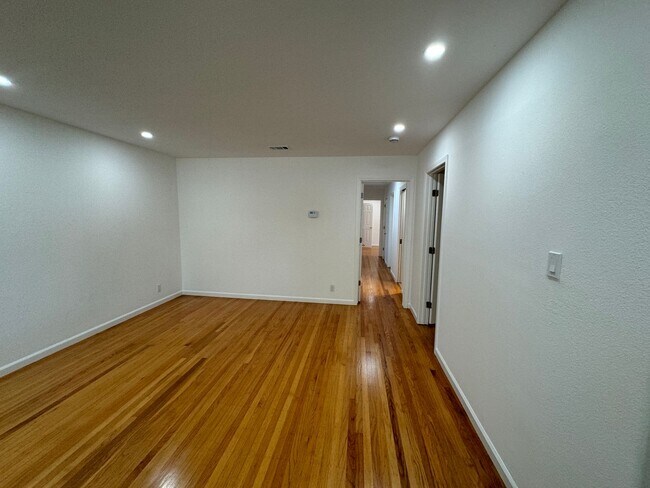 Foto del edificio - Great condition home Move In Ready! Walkin...