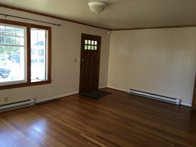 Building Photo - Charming 2 Bedroom 2 bath home with finish...