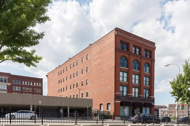 Building Photo - 609 Central St