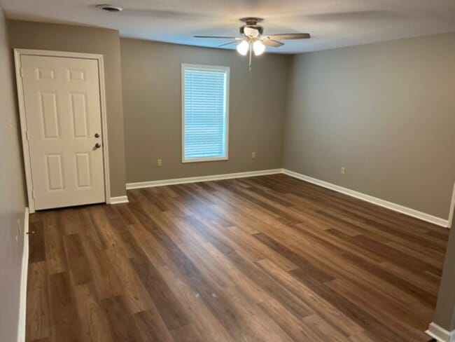 Building Photo - 2BR Duplex in Secluded area off Forest Hil...