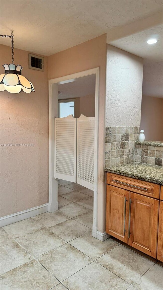 Foto del edificio - 4740 NW 21st St