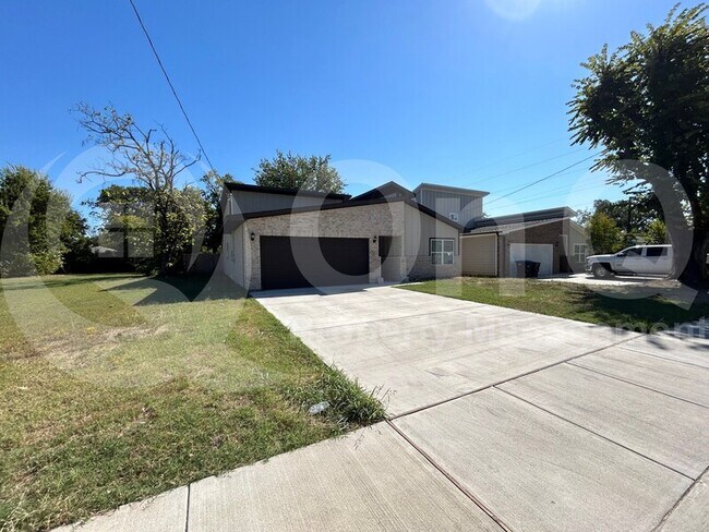 Building Photo - 2401 Dillard St