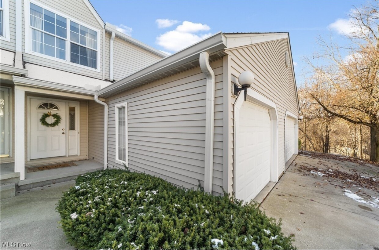 Primary Photo - 80 Canter Ln