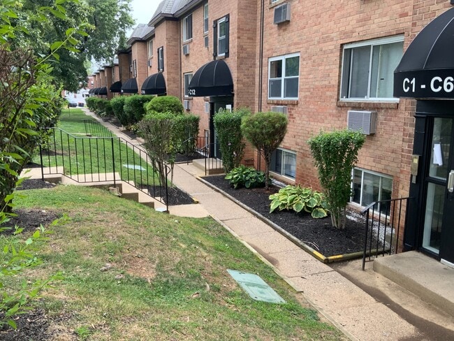 Welcome to Renshaw Apartments, where well-maintained landscaping complements charming brick architecture. Enjoy easy access to beautiful pathways and inviting outdoor spaces. Explore the community today and elevate your living experience! - Renshaw Apartments