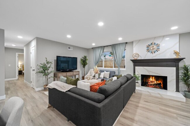 Building Photo - 9804 Costa Lago St